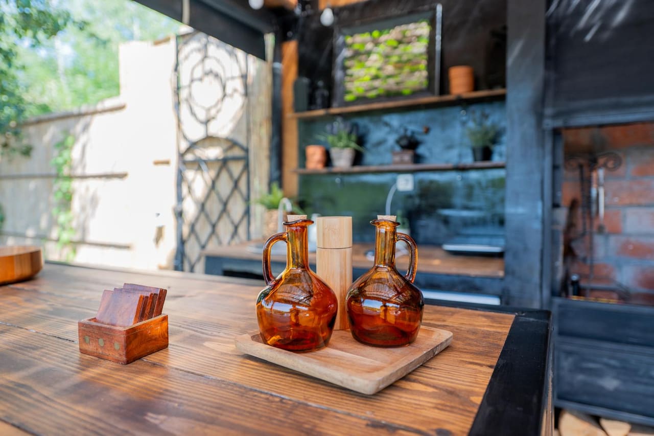 Šank letnje kuhinje Green Garden sa dekoracijom