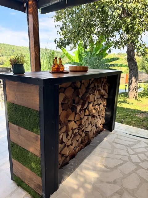 Baštenski bar Green Garden sa drvima za ogrev i pogledom na okolna brda