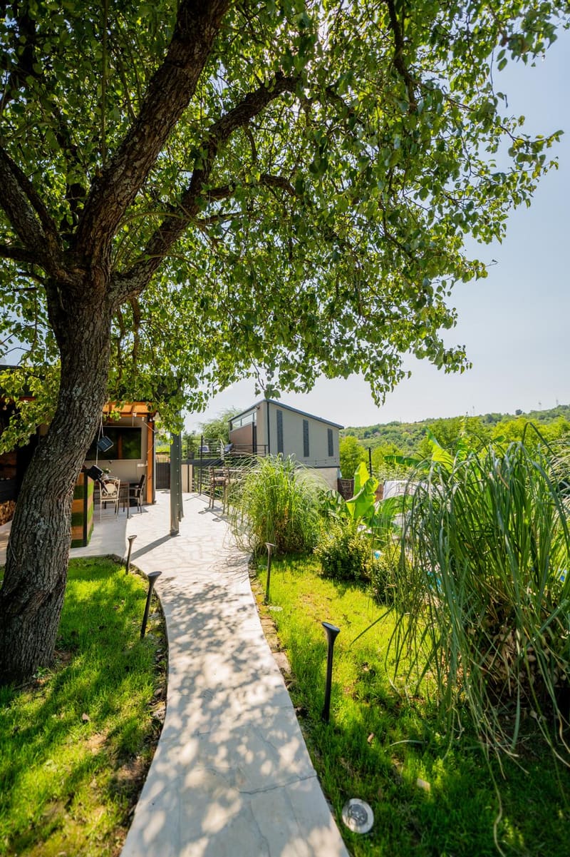 Staza kroz zelenu baštu Green Garden