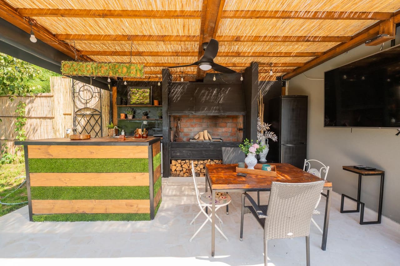 Letnja kuhinja Green Garden sa zidanim roštiljem, šankom i TV-om od 75 inča